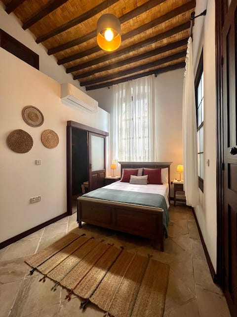 Private room in historic house w/ magical garden-2