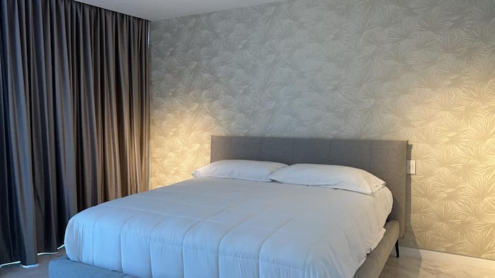 RECAMARA или ГЛАВНА СПАЛНА СОБА, има брачен кревет, душек со двојна перница Beautyrest Platinum, сите нови! Има приватна бања со двоен мијалник, туш и када. Има приватен балкон и глетката го одзема здивот. 