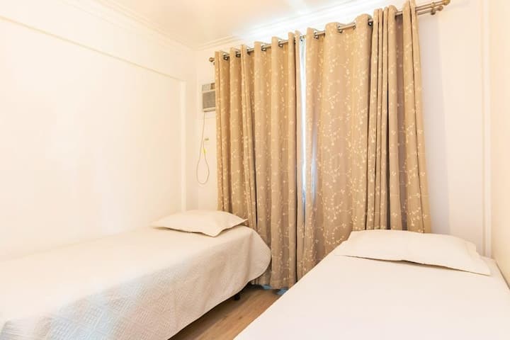 Оваа соба има 2 единечни кревета кои може да се спојат со трансформација и 1 брачен кревет, покрај тоа што има можност за 1 помошен кревет во еден од единечните кревети.