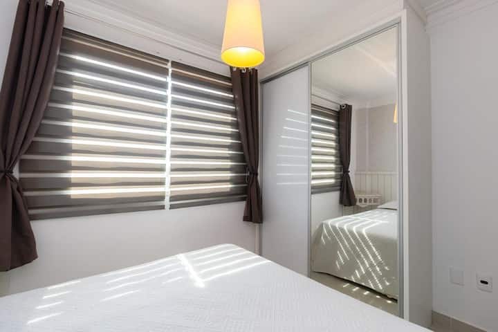 Esta Suite има 1 брачен кревет (широк 150-179 см), со шкаф со фиоки, препелер и човек со закачалки, се лизгачки врати, една со огледало и друга со бело млечно стакло.