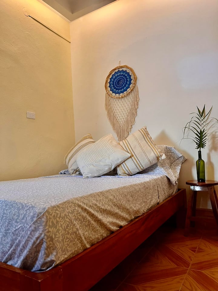 ห้องแรกของเรามีเตียงควีนไซส์และตู้เสื้อผ้าขนาดเล็ก เหมาะสำหรับ 2 คน 