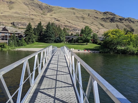 Private beach & dock, acre lawn