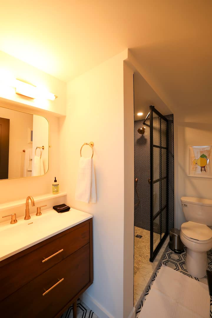 King Bed | Stylish | Wi-fi | *2m Ski Resort* - Great Barrington, MA