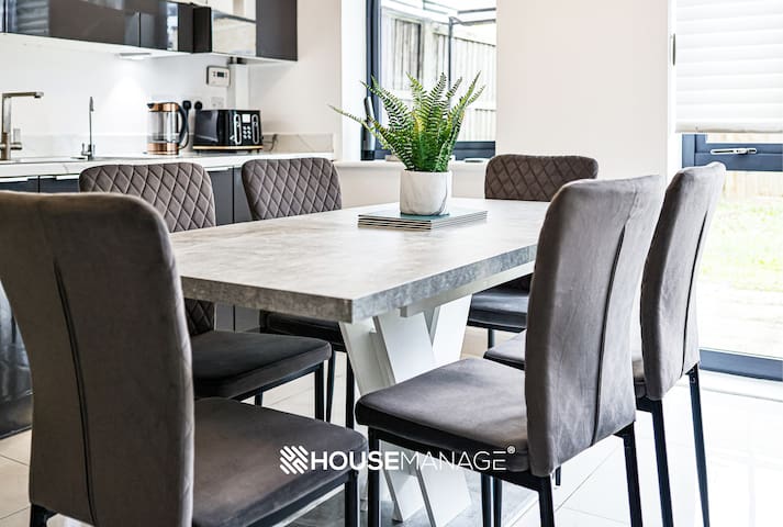 Modern Beautiful 5bed -Sleeps 13 with Parking