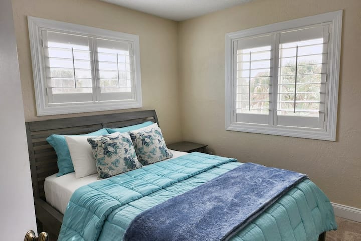 # 5楼卧室配有舒适的标准双人床，配有双层床垫。  还有吊扇、壁橱和种植园百叶窗。