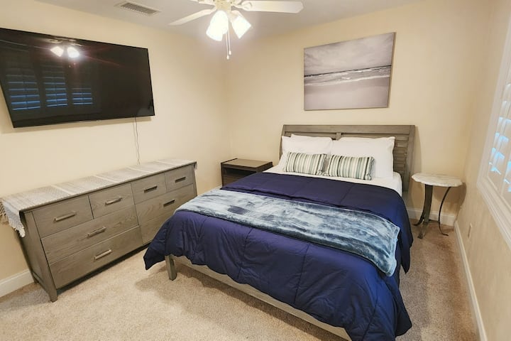 #楼下的3间卧室配有舒适的标准双人床垫和枕头。  配备带Spectrum有线电视的55英寸智能电视。  还有吊扇、壁橱和种植园百叶窗。