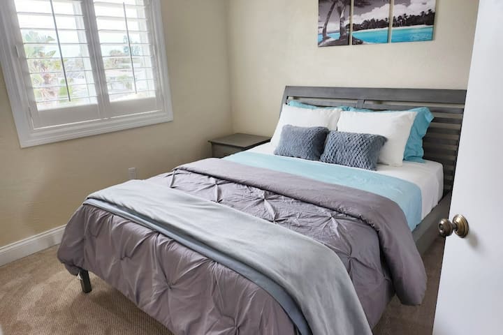 #楼上的4间卧室配有舒适的标准双人床和双层床垫。  还有吊扇、壁橱和种植园百叶窗。