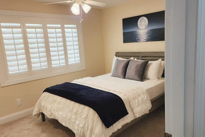 #楼下的2间卧室配有舒适的标准双人床和双层床垫。  吊扇、壁橱和种植园百叶窗。