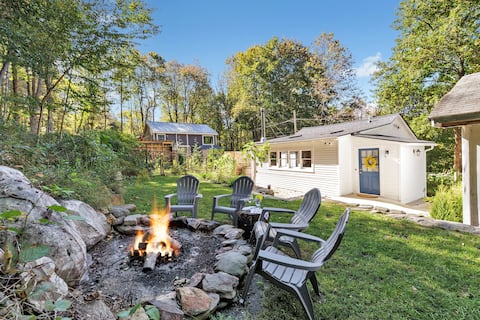 Minutes from March Farms | Hot Tub | Pet Friendly