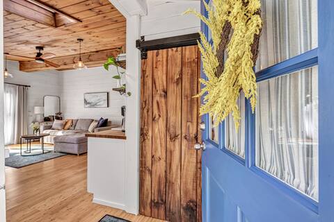 Cozy Cottage | Pet Friendly | 30 min to Ski Mnts