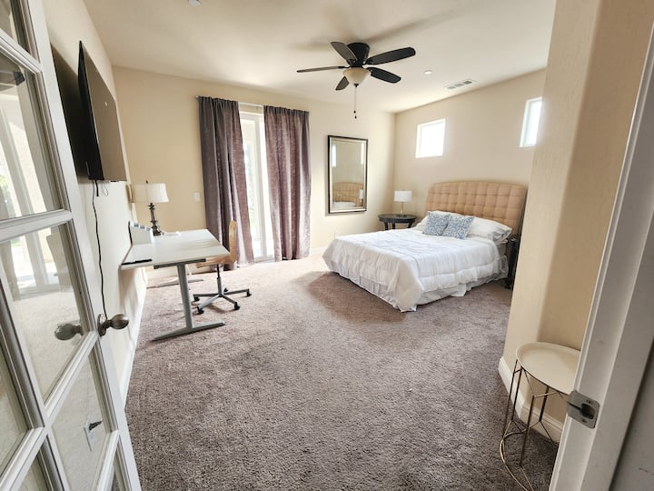 Chumba cha kulala cha ukubwa wa malkia kilicho na dawati la kujifunza na televisheni kwa ajili ya sehemu inayofanya kazi ya kufanya kazi na kulala