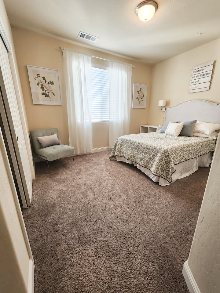 Kitanda cha ukubwa kamili katika chumba chetu cha kulala cha wageni chenye utulivu