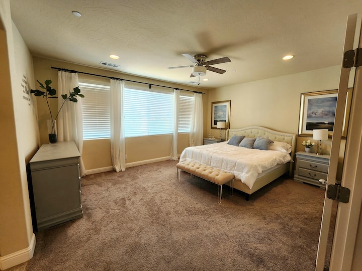 Kitanda cha ukubwa wa kifalme katika chumba cha Master kilicho na kabati kubwa la matembezi kwa ajili ya ukaaji wako