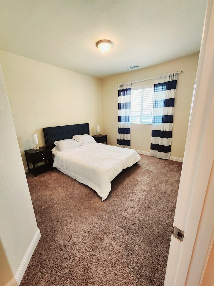 Kitanda cha ukubwa wa malkia kwa wageni 2