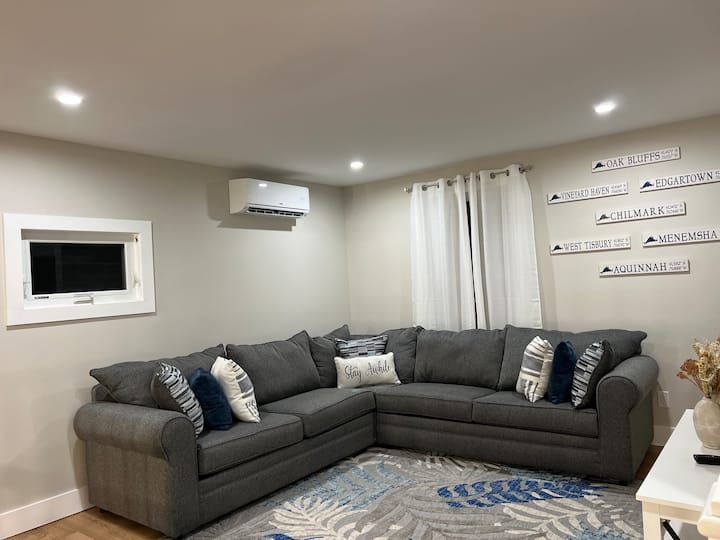 Canapé-lit pour 2 personnes, loft ouvert au deuxième étage.