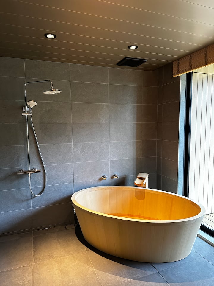 ヒノキのお風呂付きバスルーム。