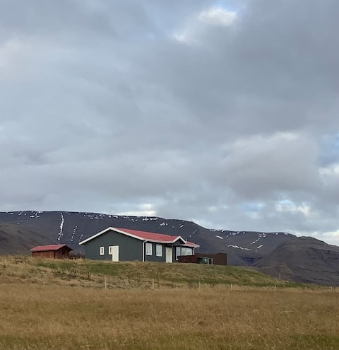 Hóll Guesthouse