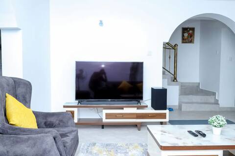 Cheerful 3BR with a pool