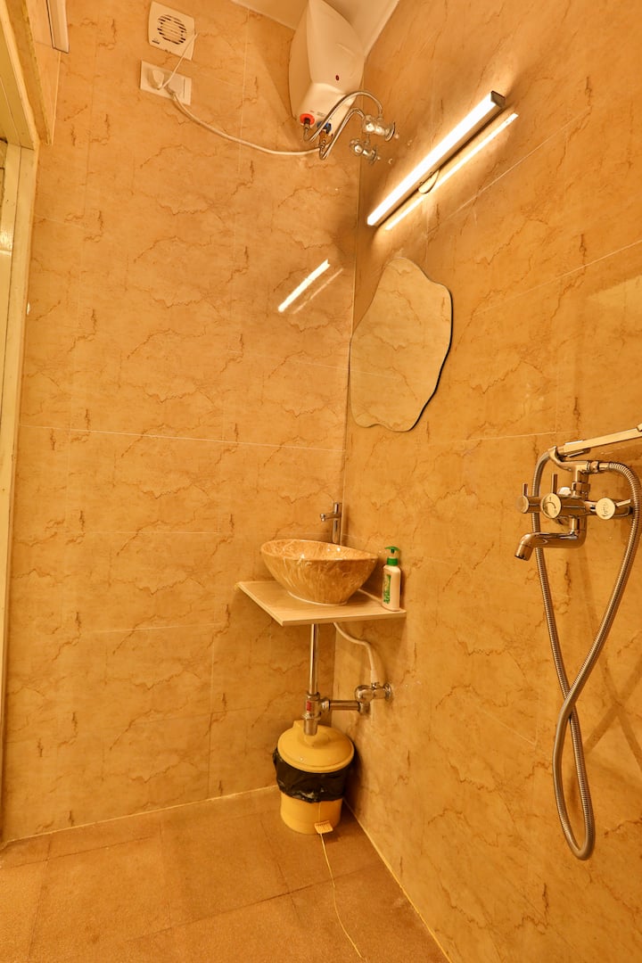 Full bathroom 1 image 1