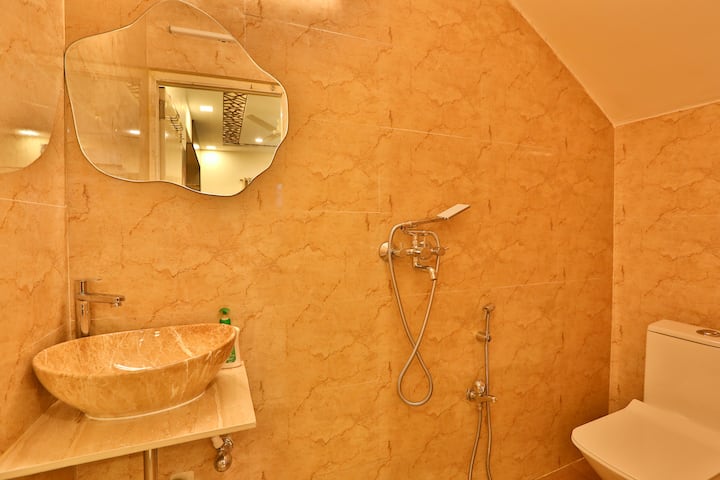 Full bathroom 1 image 2