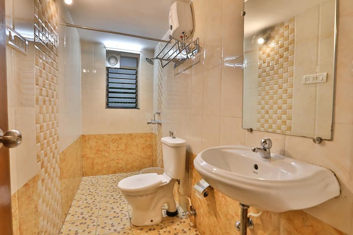 Full bathroom 2 image 1
