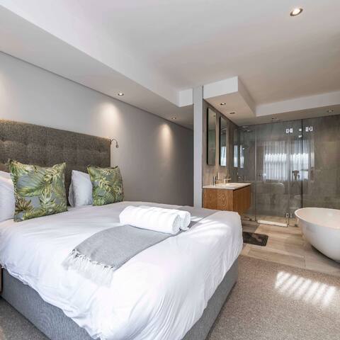 2BR | The Cosmo Luxury Suites by Totalstay gallery image 5