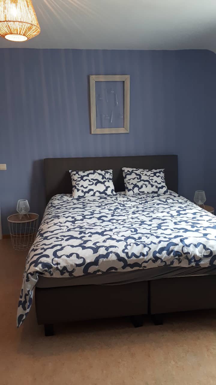 Dhomë "blu" me 1 kuti dopio krevat 160 x 200 dhe 2 krevate 1 krevat marinari për person, dollap i madh magazinimi dhe gardërobë