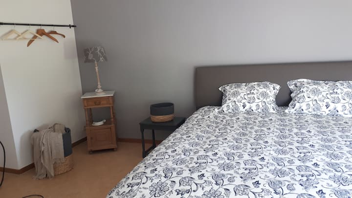Dhomë "gri" me 1 krevat dopio me kuti pranverore 160 x 200 dhe krevat me kuti pranverore të dytë 1 person , gardërobë dhe tavolinë të vogël anësore.