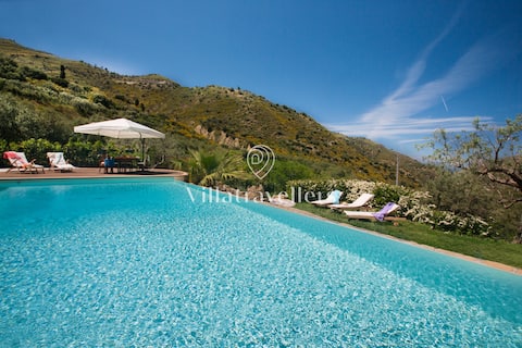 Family villa with pool in North Sicily