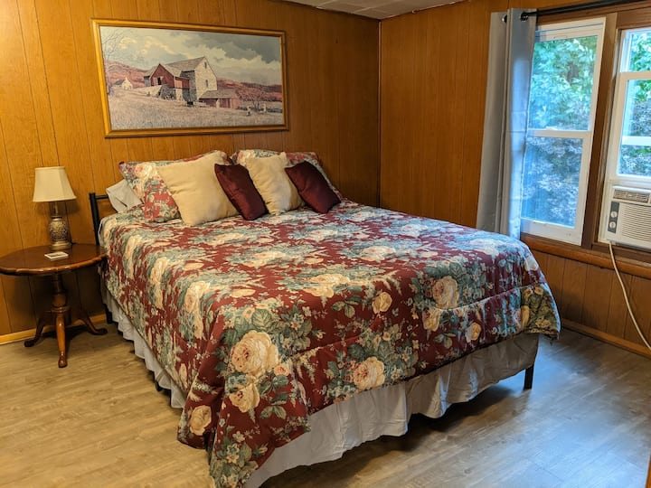 Chumba cha kulala cha Queen, sehemu nzuri, kiyoyozi katika majira ya joto kwa ajili ya machaguo ya ziada ya kupoza. 