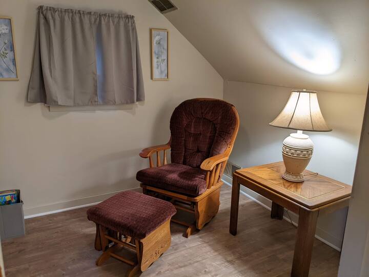 Bonasi ya chumba cha glider rocker kwa ajili ya watoto wanaotikisa au kusoma kimyakimya. 