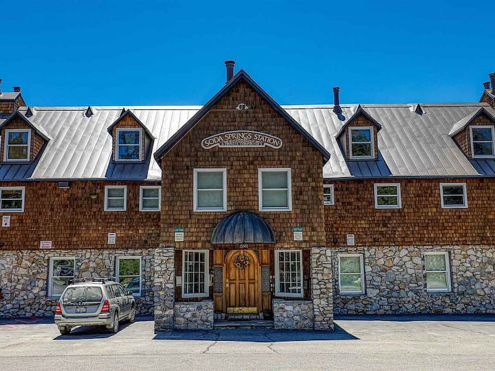 Encantador condominio Soda Springs cerca de las zonas de esquí Deptos