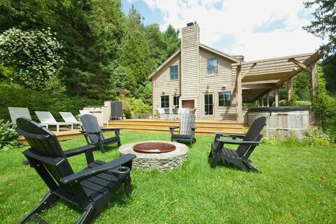 Catskills Farmhouse with Hot Tub & Chef’s Kitchen