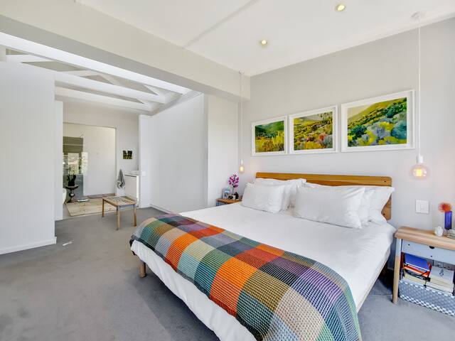 Home overlooking Hout Bay gallery image 3