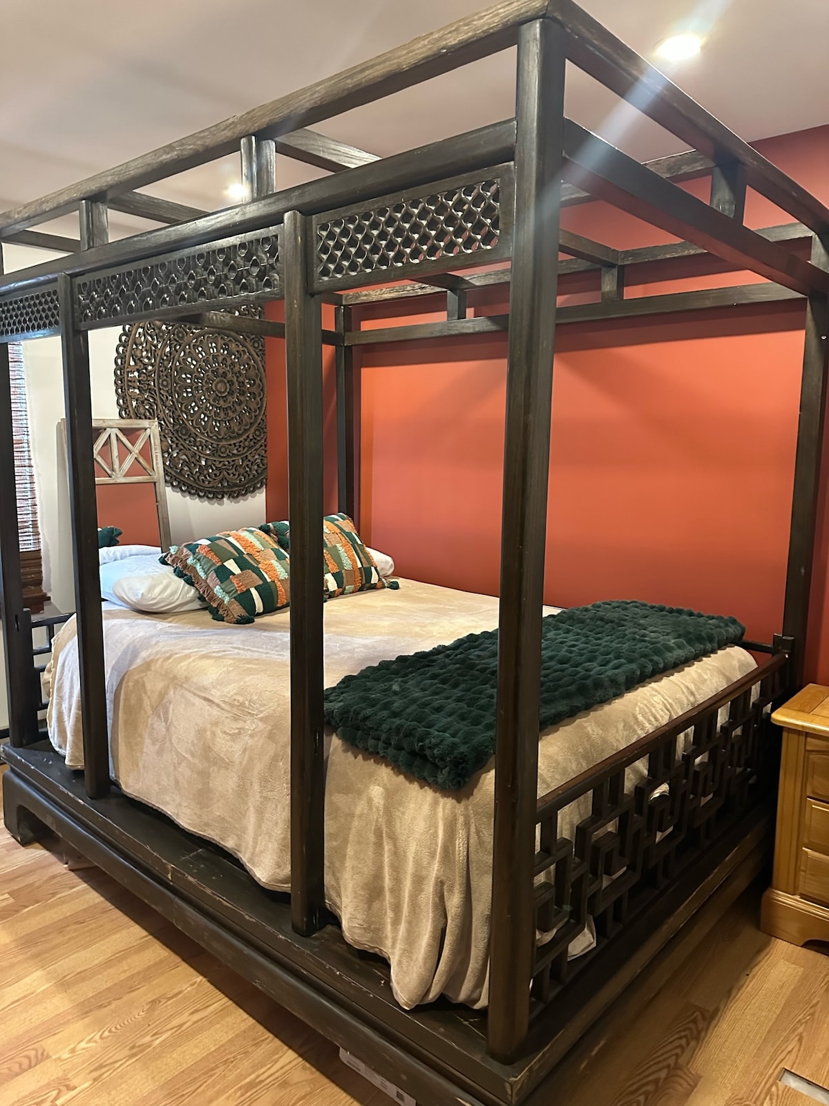 سرير زفاف صيني مع مرتبة مريحة للغاية.