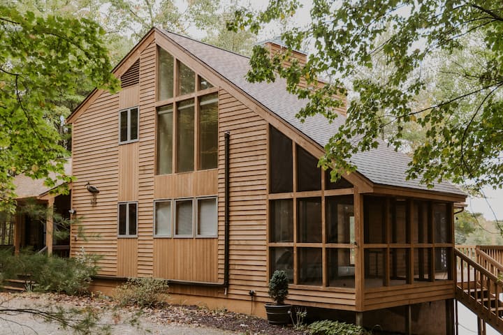 Lakeside Cabin w/hot tub, pontoon, & game room!