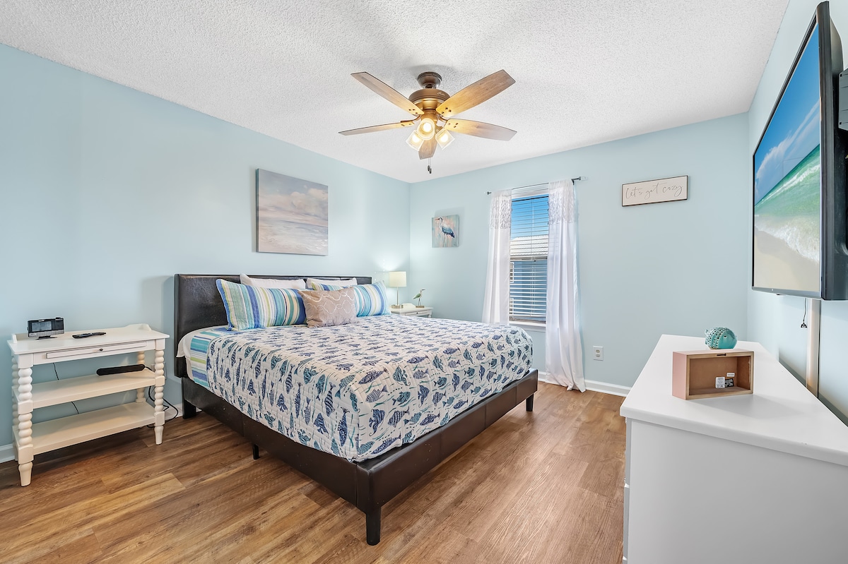 Your king suite at Sangria Skies offers comfort, privacy & coastal style. Drift off to sleep after a day of sun and wake refreshed, ready for another unforgettable Gulf Shores adventure.