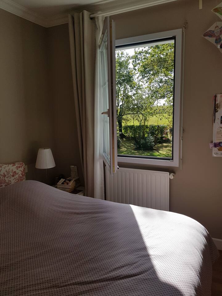 غرفة نوم 2 في الطابق العلوي. سريران 90 × 200