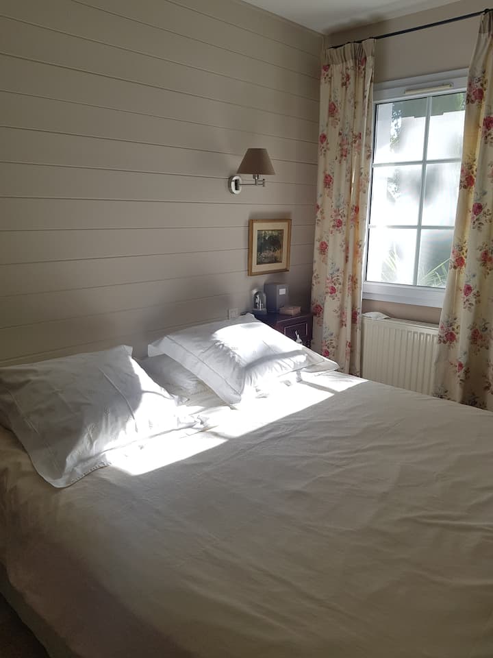 غرفة نوم في الطابق الأرضي. سرير 160 × 200