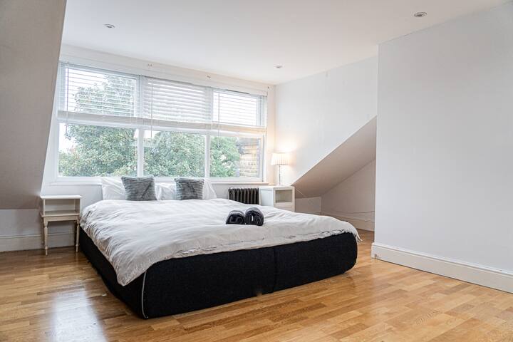 Large 2 Bedroom Apt in Hackney gallery image 3