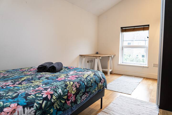 Large 2 Bedroom Apt in Hackney gallery image 4