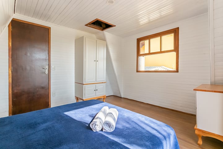 Მთავარი საძინებელი აივნით.