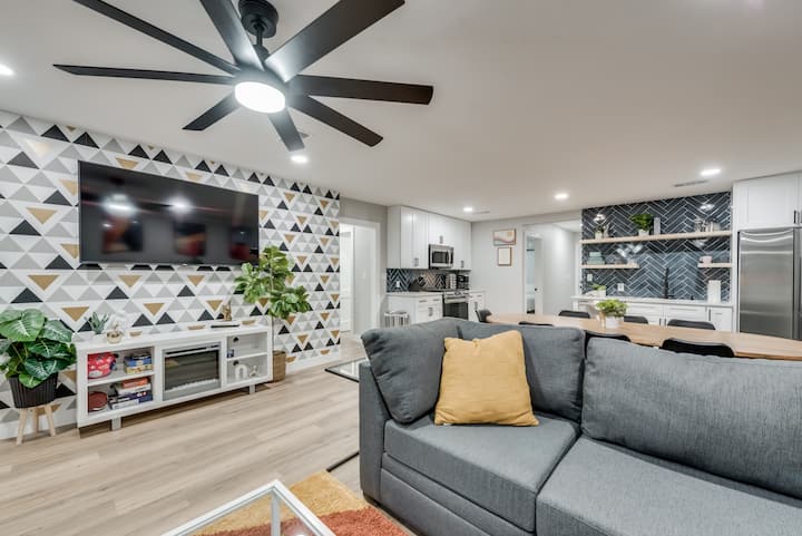 Royal Den | 5 BR, 5 King-Size Beds | Walk to UNT