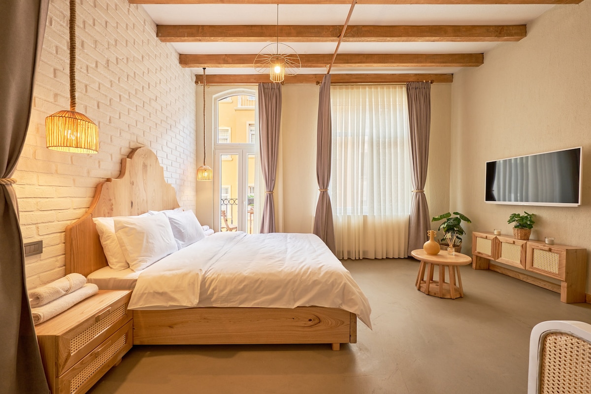 Stap in de serene omarming van deze vakkundig ontworpen houten studio, waar moderne esthetiek samensmelten met rustieke charme. Elke hoek straalt warmte en karakter uit en biedt een perfect toevluchtsoord voor diegenen die op zoek zijn naar een unieke mix van comfort en stijl.