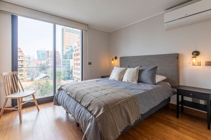 Chumba kikuu chenye A/C na TV.
Kitanda cha viti 2, kina urefu wa sentimita 150 x sentimita 200