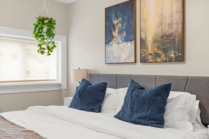 מבט נוסף על מיטת קינג סייז המפוארת שלנו ועל העיצובים שלה.