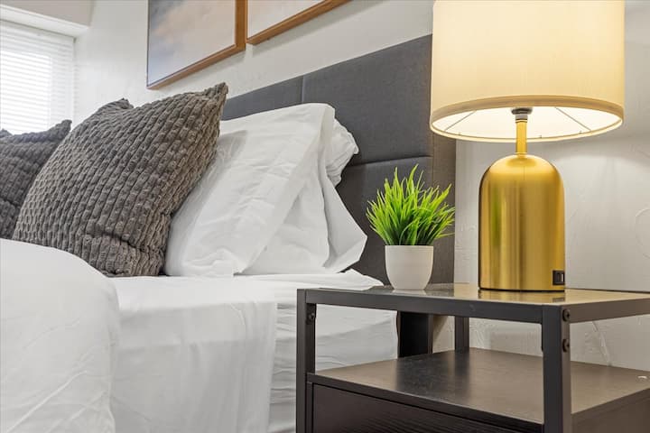 חדר שינה שני כולל מיטת קווין סייז נוחה.