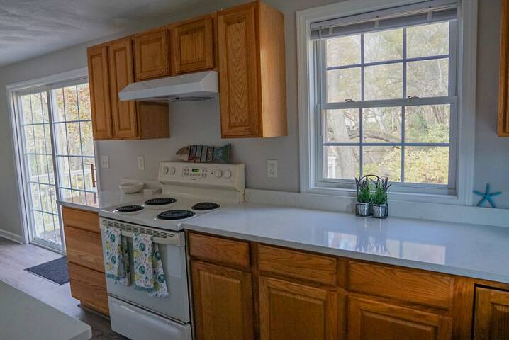 7 Bed in Narragansett – walk to private beach gallery image 2