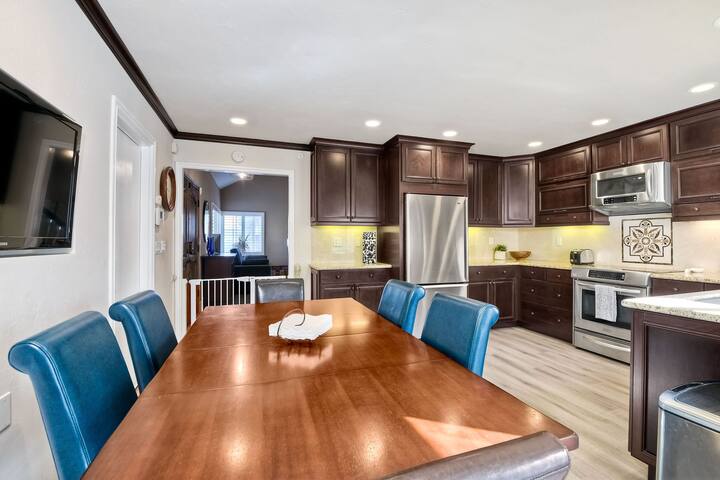 Charming Home w/Putting Green, Ping Pong, Pool Tbl gallery image 5