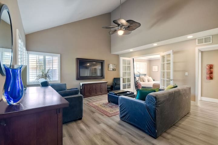 Charming Home w/Putting Green, Ping Pong, Pool Tbl